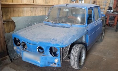 Renault 8 Gordini 1968 en sortie de grange, carrosserie démontée mais complète