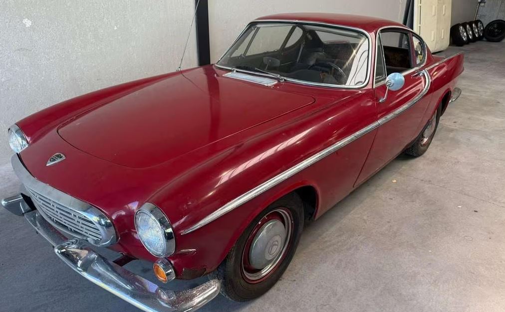 Volvo P1800 S de 1964 rouge en sortie de grange, coupé suédois au charme intact