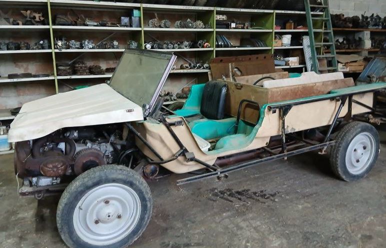 Citroën Méhari 1972 en projet de restauration, châssis apparent en atelier