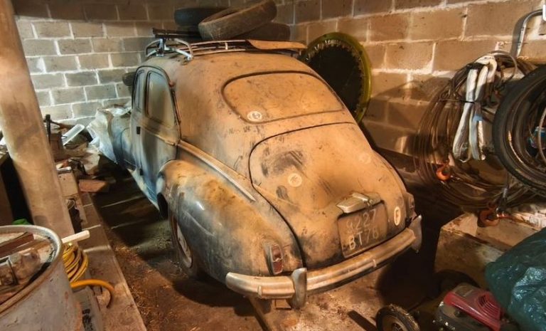 Peugeot 203 de 1956 oubliée dans un garage, authentique sortie de grange