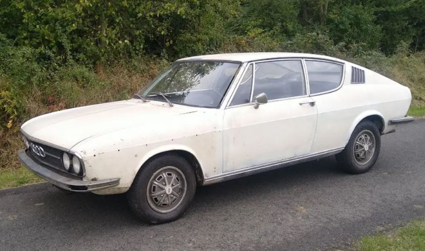 Audi 100 Coupé S 1971 blanche, profil latéral complet sur route