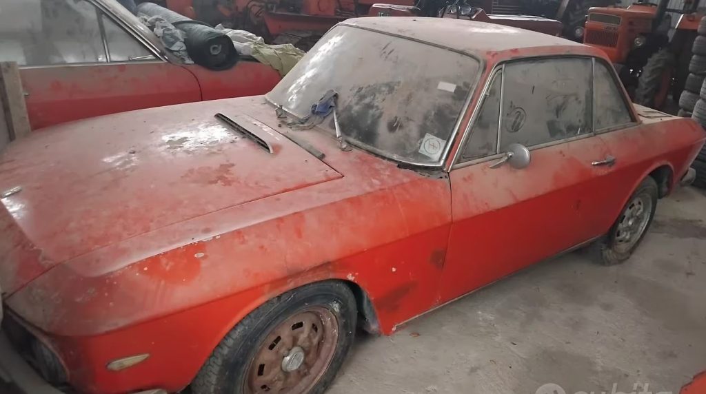 Lancia Fulvia Coupé 1972 rouge stockée dans un garage, recouverte de poussière