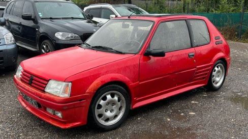 Peugeot 205 GTI 1989 1.6 sportive française en sortie de grange