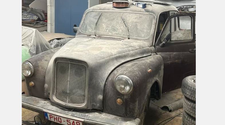 Taxi anglais 1989 abandonné retrouvé en sortie de grange