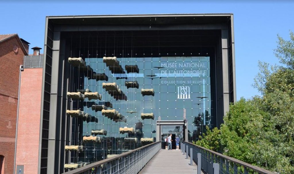 Façade vitrée de la Cité de l’Automobile de Mulhouse, collection Schlumpf