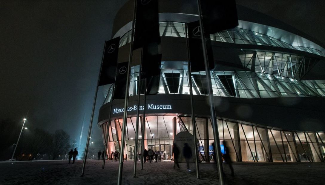 Vue nocturne du musée Mercedes-Benz de Stuttgart, bâtiment circulaire illuminé