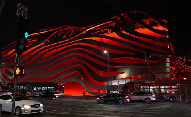 Façade ondulée rouge du Petersen Automotive Museum à Los Angeles, de nuit