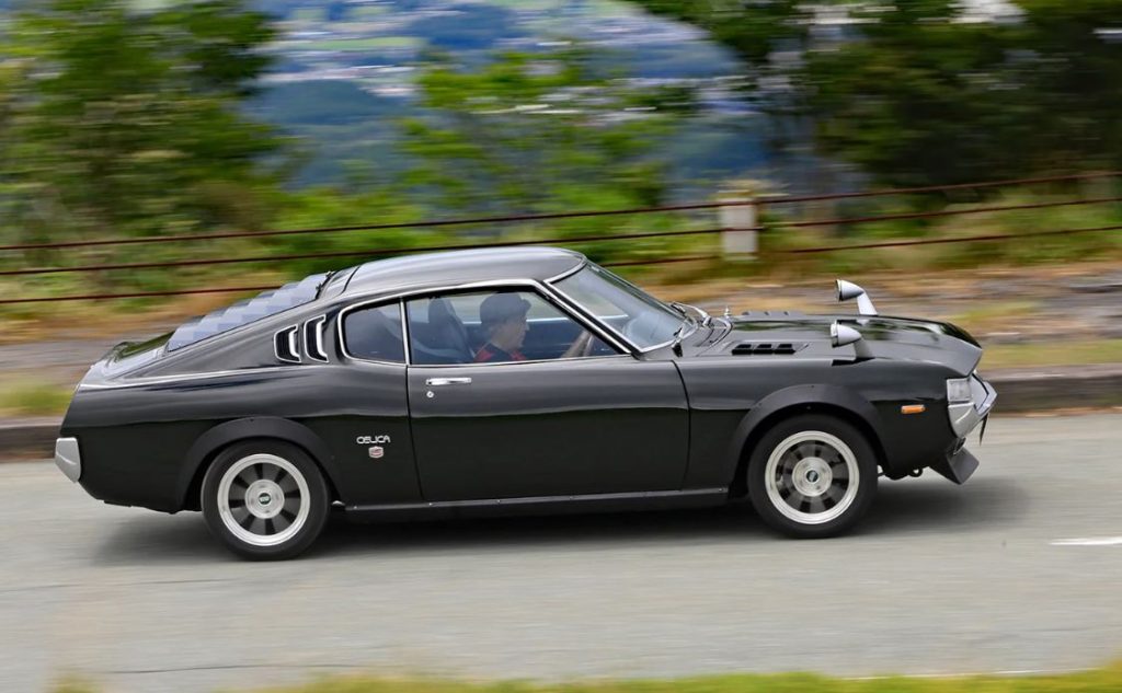 Toyota Celica Liftback TA27 de profil en mouvement sur route