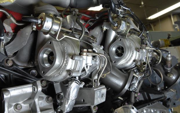 Deux turbocompresseurs montés sur un moteur en configuration bi-turbo