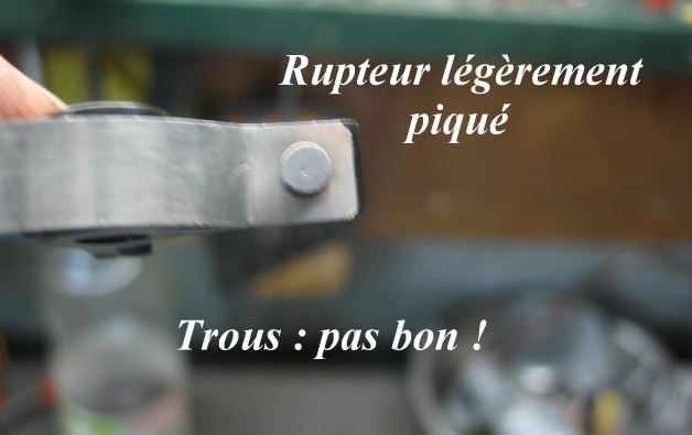 Vis platinée usée et piquée montrant une surface de contact dégradée