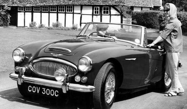 Austin-Healey 3000 cabriolet, stationnée devant une maison de campagne, vue avant