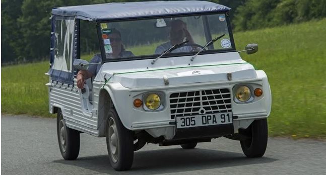 Citroën Méhari blanche en circulation sur route de campagne, vue avant