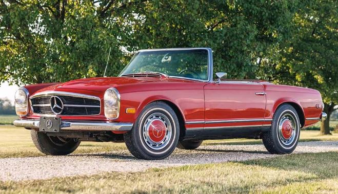 Mercedes 280 SL Pagode cabriolet rouge, vue de trois-quarts avant en extérieur