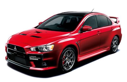 Mitsubishi Lancer Evolution rouge, vue de trois-quarts avant en studio