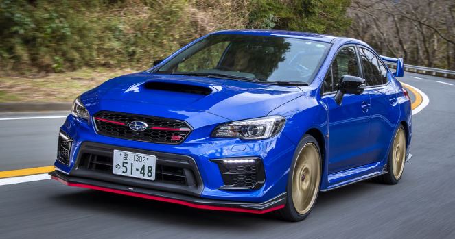 Subaru Impreza WRX STI bleue en conduite sur route sinueuse, vue avant