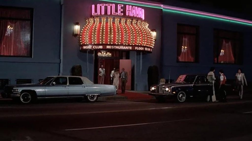 Voitures américaines stationnées devant le club Little Havana dans le film Scarface