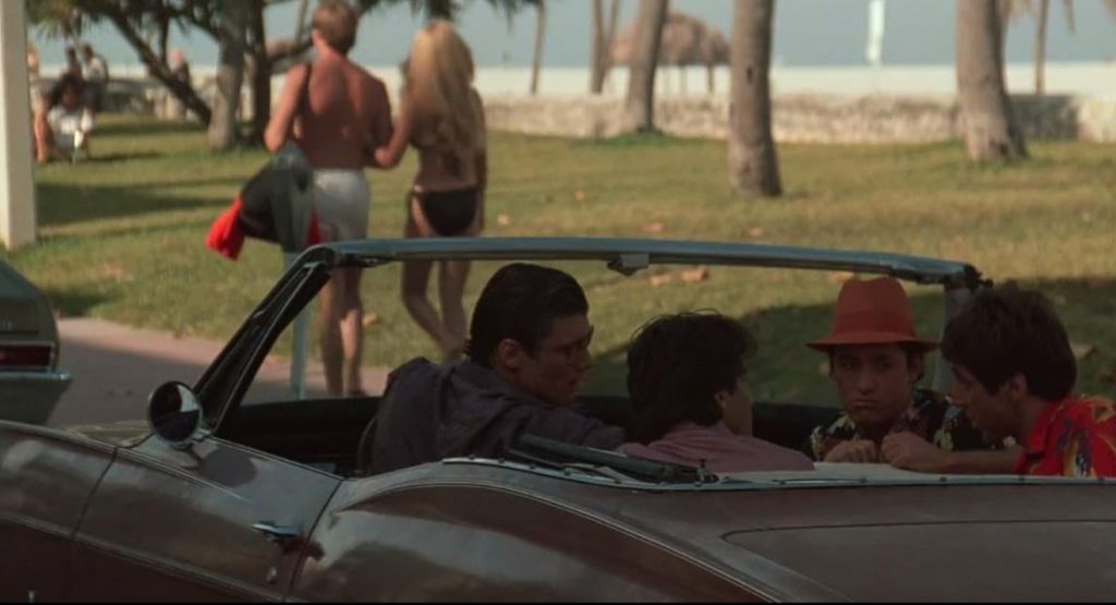 Cadillac décapotable occupée par plusieurs personnages dans une scène de Scarface