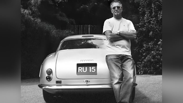 Eric Clapton devant sa Ferrari 250 GT vendue chez Bonhams