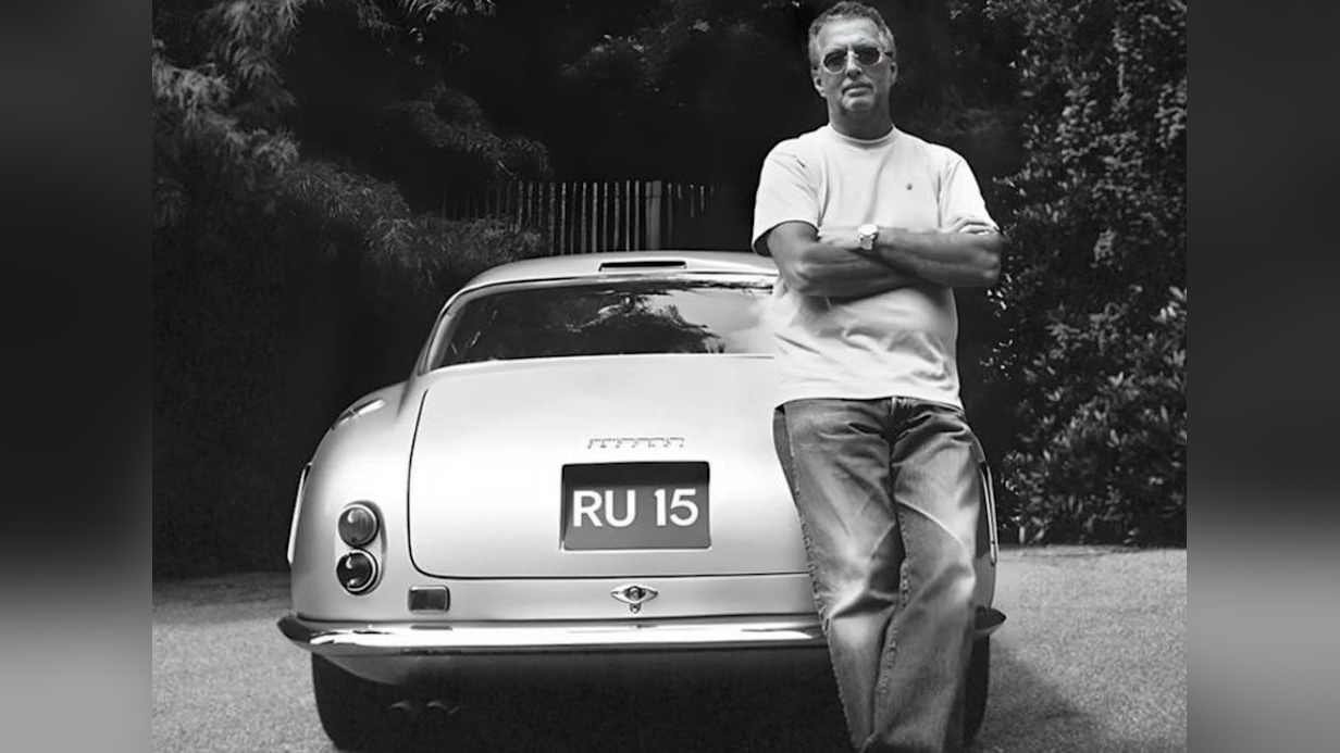 Eric Clapton devant sa Ferrari 250 GT vendue chez Bonhams