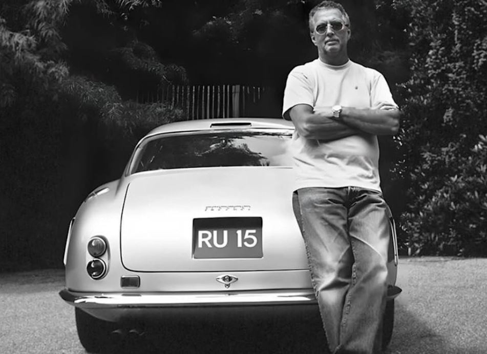 Eric Clapton appuyé sur Ferrari 250 GT lors d’une vente Bonhams