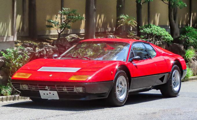 Ferrari 512 BB Berlinetta Boxer rouge moteur central arrière