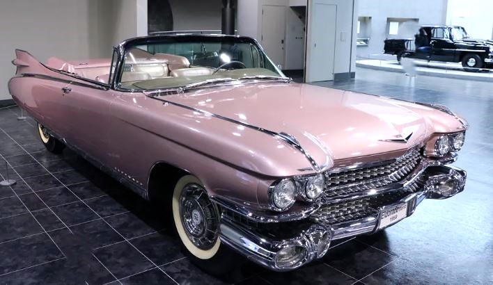 Cadillac Eldorado Biarritz des années 50, cabriolet américain au chrome omniprésent et à la calandre monumentale