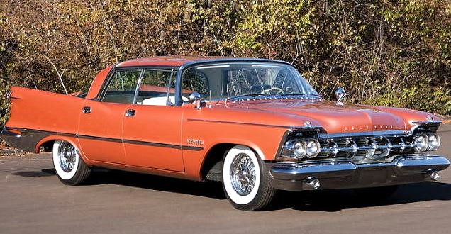 Chrysler Imperial des années 50, berline américaine de prestige avec calandre et pare-chocs massivement chromés