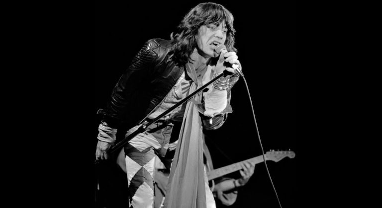 Mick Jagger en concert en 1976 avec les Rolling Stones
