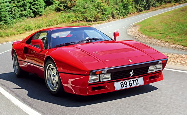 Ferrari 288 GTO rouge, sportive italienne associée aux voitures de Mick Jagger