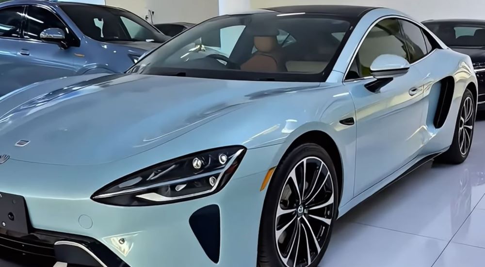 Xiaomi SU7 restylée 2026 vue avant gauche, berline électrique chinoise concurrente directe de la Porsche Taycan