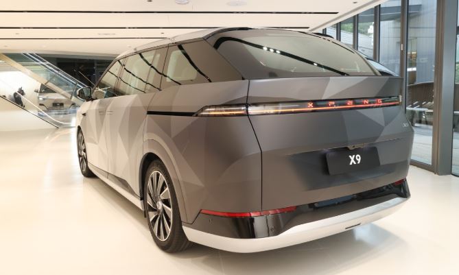 Arrière du XPeng X9 avec signature lumineuse et design épuré