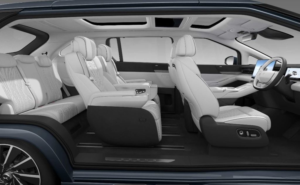 Intérieur du XPeng X9 avec sièges individuels et ambiance haut de gamme