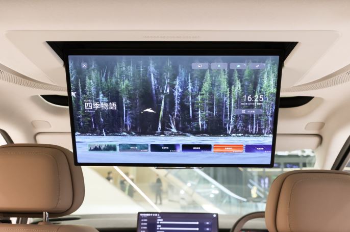 Écran multimédia au plafond dans le XPeng X9, pensé pour les passagers arrière