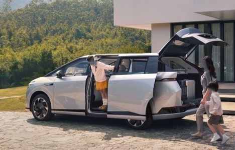 XPeng X9 portes ouvertes montrant l’accès et l’espace intérieur du monospace