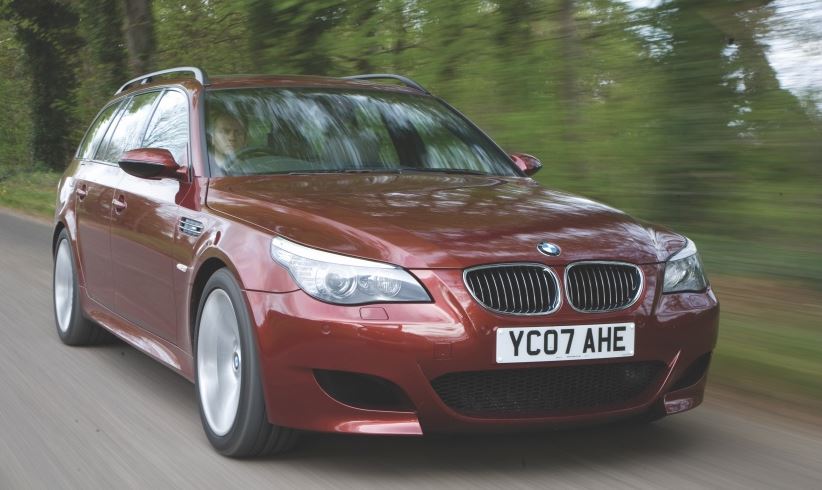 BMW M5 E61 Touring V10 en mouvement sur route break sportif BMW