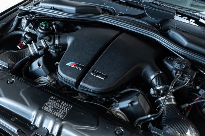 Moteur V10 BMW M5 E61 S85 5.0 litres atmosphérique détail compartiment