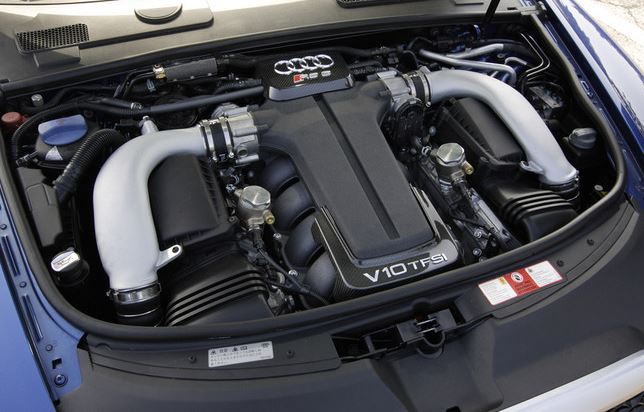 Moteur V10 Audi RS6 C6 5.0 TFSI biturbo détail compartiment moteur