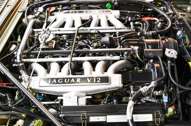 collecteurs d’admission du moteur Jaguar V12 avec conduits d’air vers les cylindres