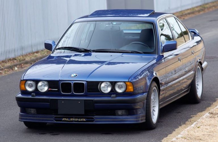 Alpina B10 Biturbo bleu vue de trois quarts avant sur base BMW E34