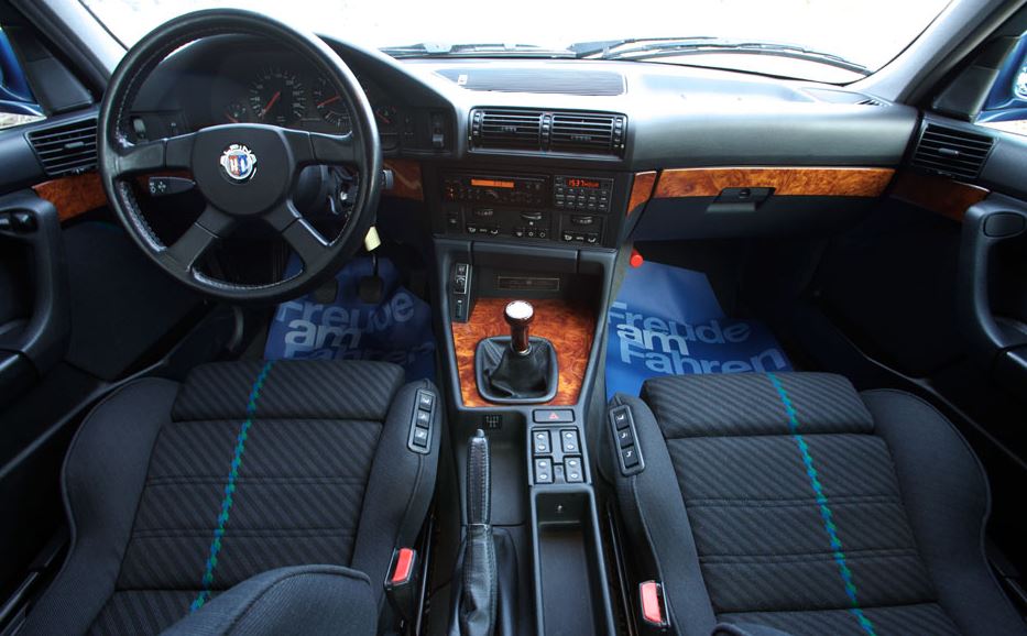 Intérieur Alpina B10 Biturbo avec sellerie spécifique et inserts bois