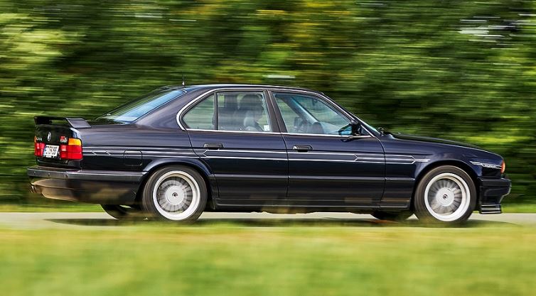 Alpina B10 Biturbo en roulage montrant ses performances sur route