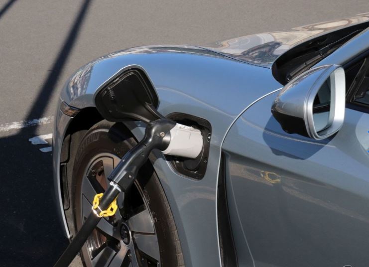 Recharge rapide Porsche Taycan architecture 800V sur borne haute puissance