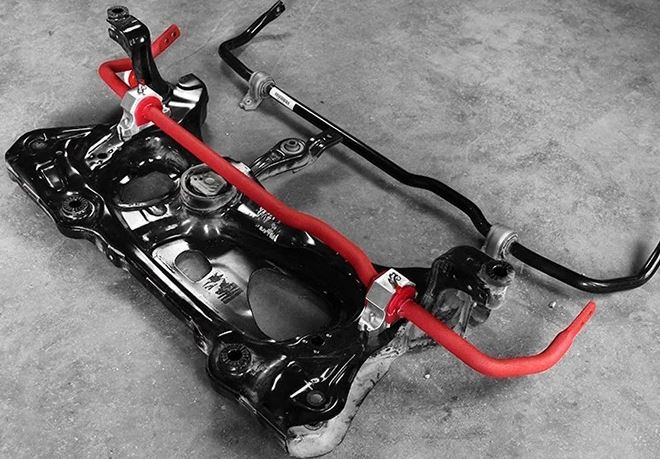 barre anti-roulis renforcée montée sur train avant de voiture sportive