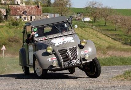 Citroën 2CV ancienne fortement inclinée illustrant le roulis en virage