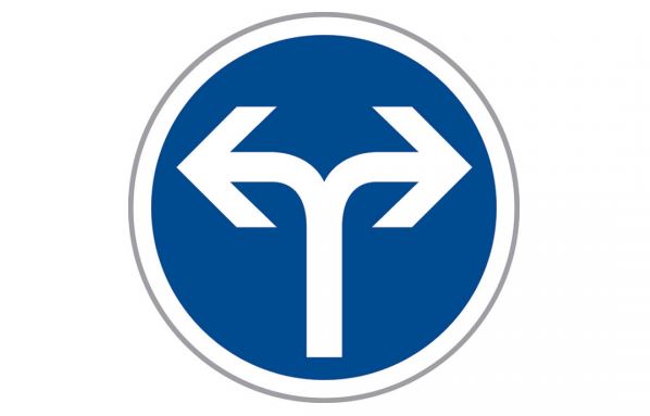 Panneau avec deux directions opposées symbolisant le fait de changer d’avis