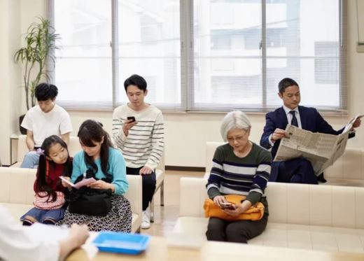 Personnes assises dans une salle d’attente sans interaction entre elles