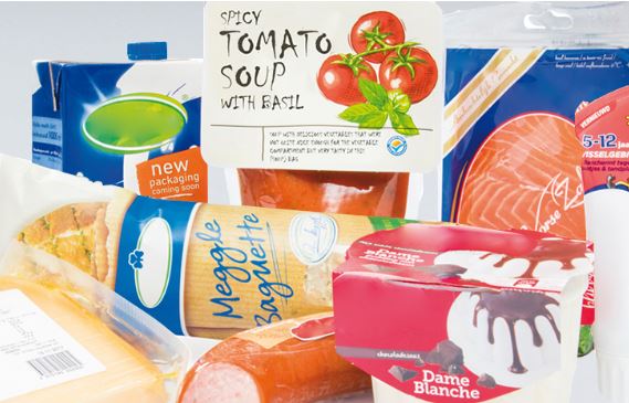 Produits alimentaires entourés de nombreux emballages plastiques et cartons
