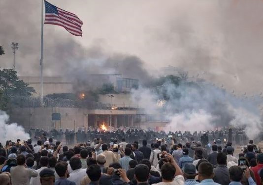 Rassemblement devant l’ambassade des États-Unis au Pakistan dans un climat de tension