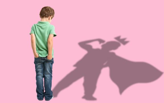 Enfant immobile dont l’ombre projette un personnage imaginaire