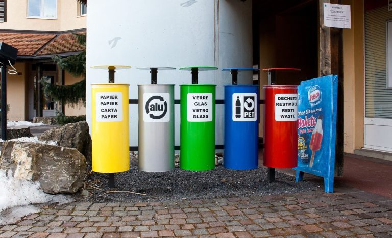 Bacs de tri sélectif pour papier, verre, plastique et déchets